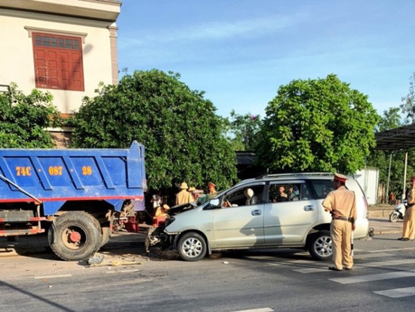 Quảng Trị: Xe ô tô đâm xe ben đỗ bên đường, 4 người nhập viện cấp cứu