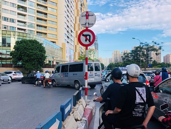 Công an Cầu Giấy phản hồi vụ người dân vô tư vi phạm tại nút giao Hoàng Ngân - Hoàng Minh Giám