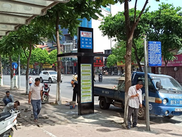 Hà Nội: Thí điểm biển báo điểm dừng xe buýt theo mẫu mới