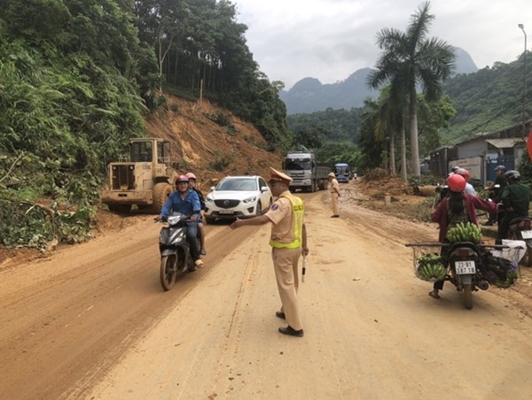 CSGT Hà Giang phân làn, thông tuyến khắc phục hậu quả do mưa lũ gây ra