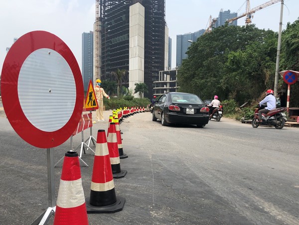 Ghi nhận ngày đầu tiên cấm ô tô qua cầu Thăng Long