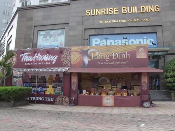 Tại phường Dịch Vọng Hậu (Hà Nội): Gian hàng bánh trung thu không phép lấn chiếm mặt bằng kinh doanh