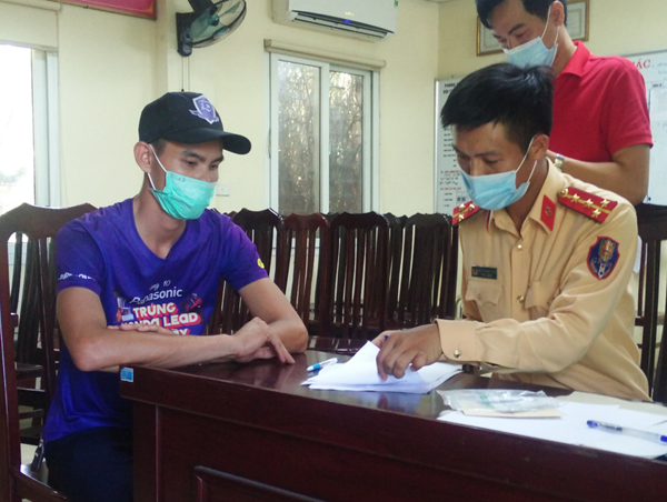 Hà Nội: Tài xế cầm gậy sắt đe dọa lái xe khác bị phạt 11 triệu đồng