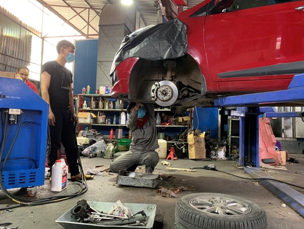 Chủ gara ô tô mùa dịch: Điện thoại luôn nóng máy, “bác sĩ online” hàng ngày