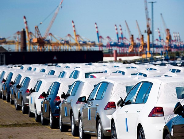 Ô tô ngoại nhập về Việt Nam tháng 10 tăng 2,5 lần so với tháng trước