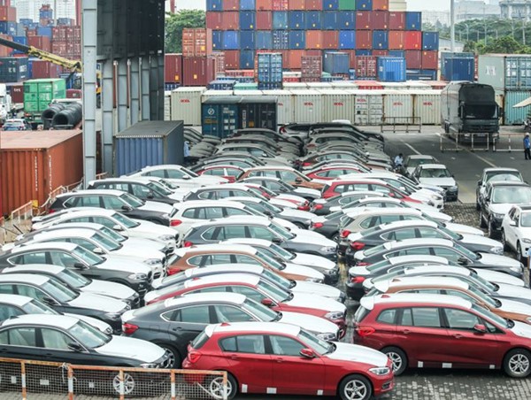 Nhập khẩu xe về Việt Nam giảm trong tháng 11/2021