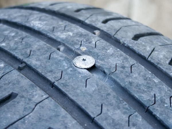 Phát hiện lốp xe ô tô bị dính đinh và mẹo xử lý nhanh nhất