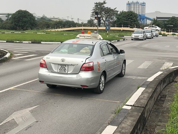 Đạp côn hay phanh trước khi lái xe số sàn?