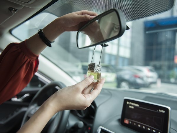 6 cách đơn giản giúp đánh bay mùi khó chịu trên xe mới
