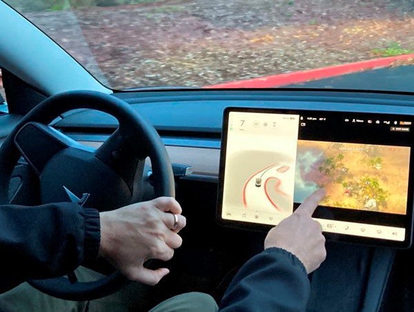Bị điều tra, Tesla thông báo ngừng cấp game trên màn hình ô tô lái xe