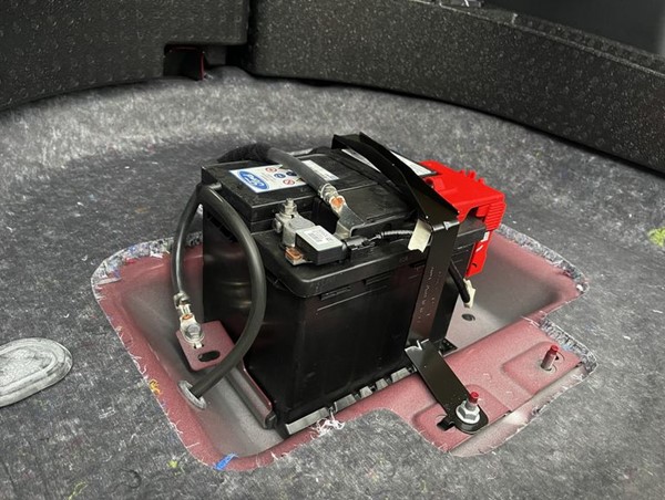 Vì sao ô tô điện vẫn sử dụng ắc quy thường 12V?