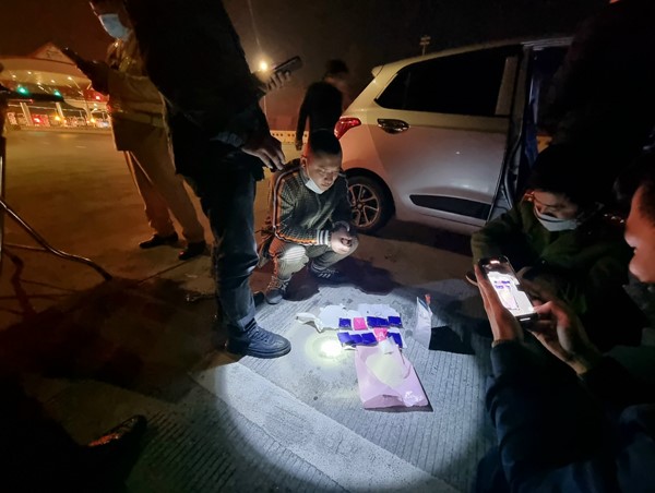 CSGT phát hiện đối tượng vận chuyển hơn 2000 viên ma tuý tổng hợp