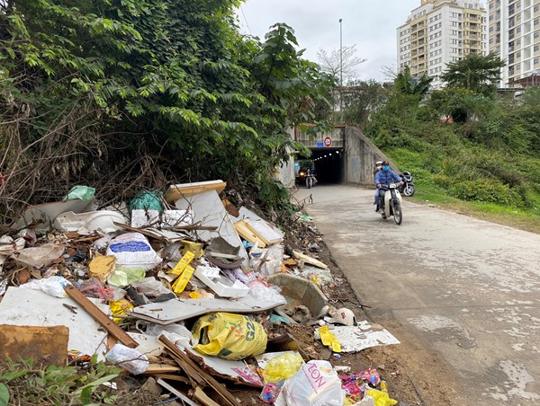 Hà Nội: Nhiều tuyến đường “ngập” trong rác thải