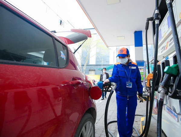 Xăng lên giá, lái ô tô thế nào để tiết kiệm xăng?