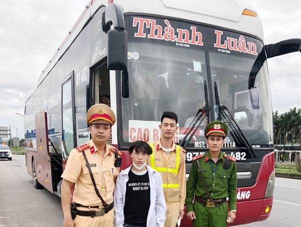 Nam thanh niên người Mông được CSGT gửi xe khách đưa về nhà