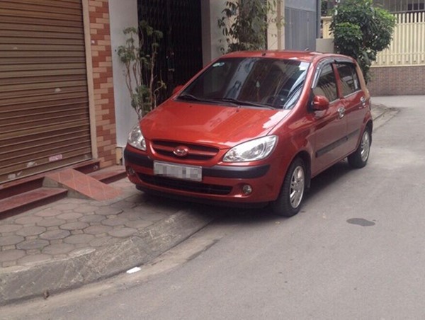 Khi nào ô tô có thể đỗ 1/2 thân xe trên vỉa hè?