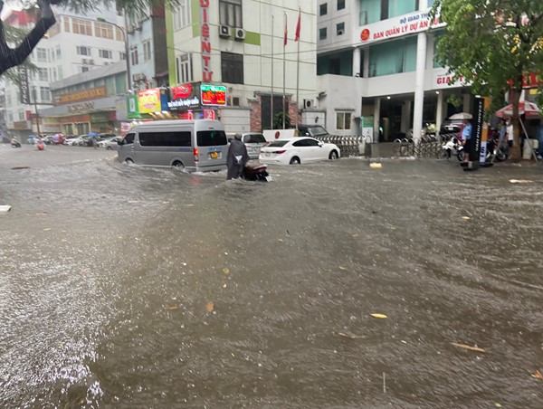 Xe chết máy do mưa lớn, phải làm thế nào?