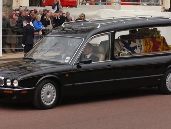 Xe chở linh cữu Nữ hoàng Anh là dòng xe nào?