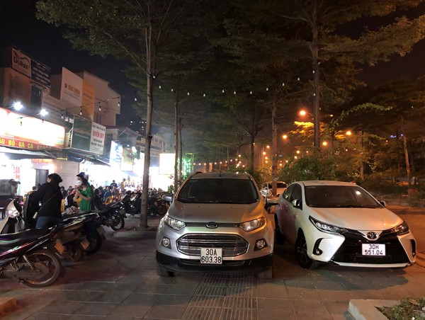 Phường Vĩnh Phúc, quận Ba Đình: Vỉa hè rộng bị hàng ăn chiếm dụng mỗi tối