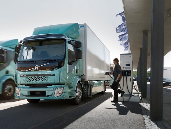 Volvo ra mắt xe tải điện đầu tiên được làm bằng "thép không hóa thạch", có thể tái chế tới 90%