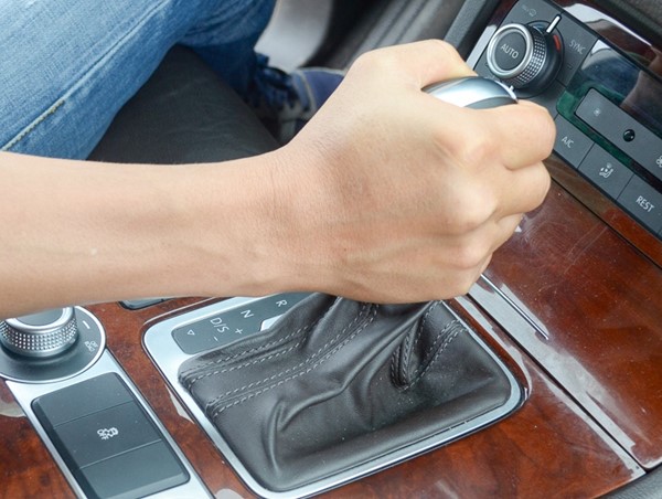 Dừng đèn đỏ tài xế nên về số nào? 