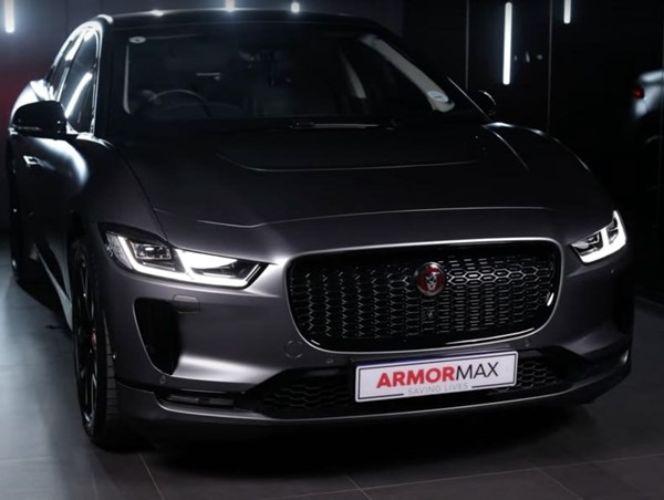 Xe điện chống đạn đầu tiên trên thế giới ra mắt 