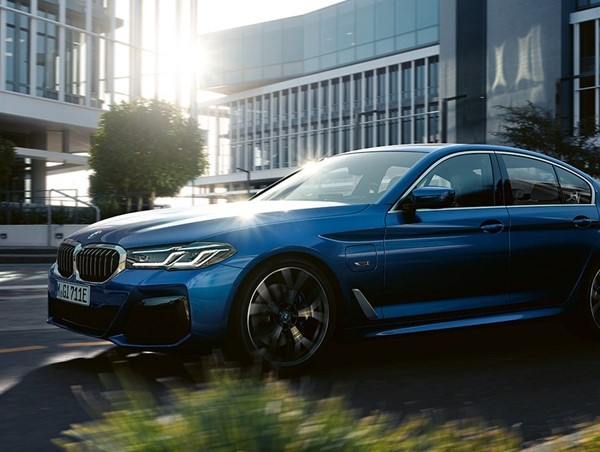 Công bố giá bán chính thức của BMW 3 Series và X5 tại Việt Nam 