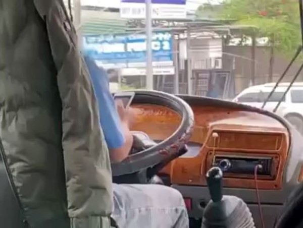 Phạt 2,5 triệu đồng tài xế vừa lái xe vừa nhắn tin
