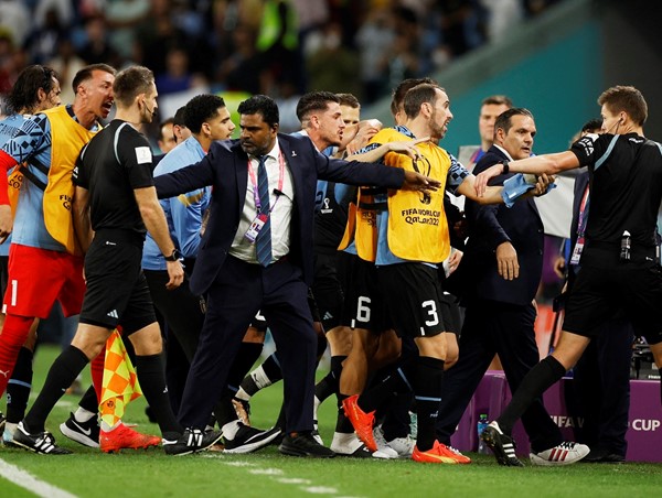Uruguay nhận án phạt nặng vì tấn công trọng tài tại World Cup 2022 
