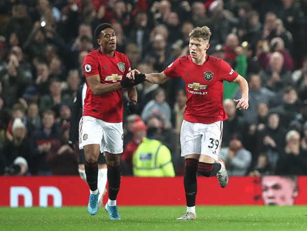 MU “thiệt đơn thiệt kép” trước đại chiến Barcelona