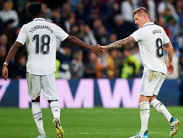 Real mất 2 trụ cột tuyến giữa trước đại chiến với Liverpool