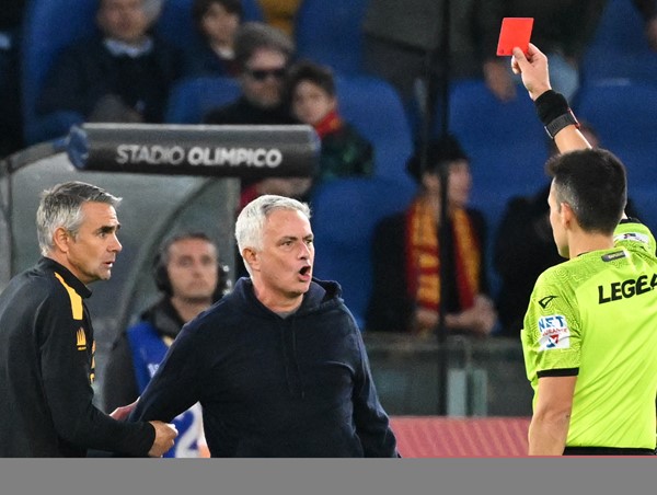 Jose Mourinho lần thứ 3 trong mùa giải phải nhận thẻ đỏ trực tiếp