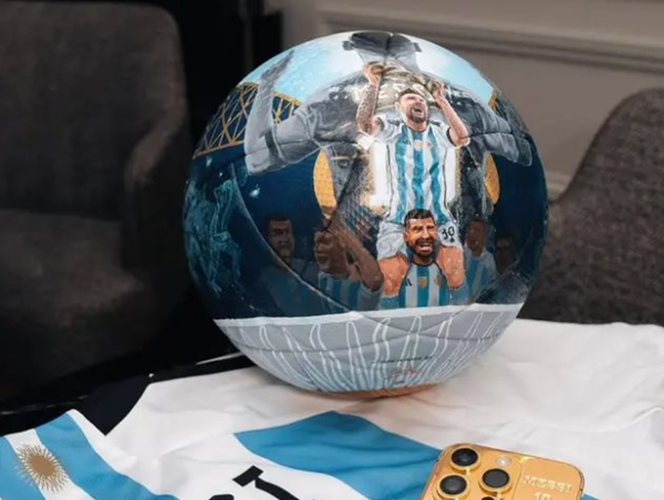 Messi bạo chi tặng 35 chiếc iPhone mạ vàng cho các đồng đội
