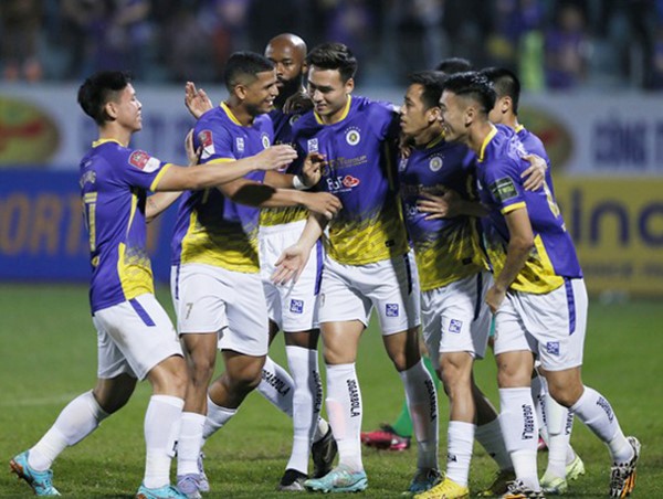 Hà Nội FC trở lại ngôi đầu V-League