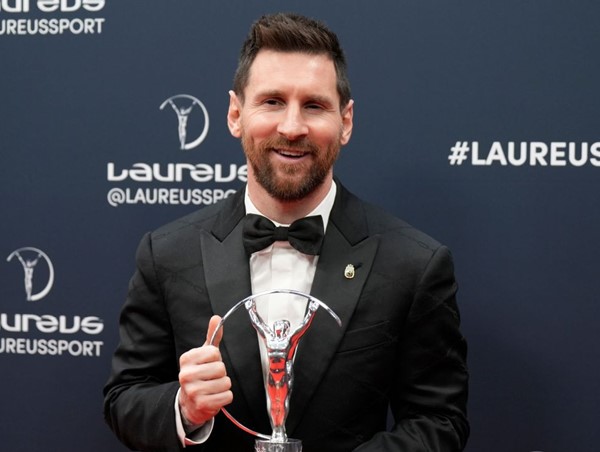 Messi nhận cú đúp danh hiệu cao quý