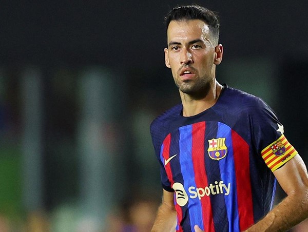 Sergio Busquets chia tay Barcelona vào cuối mùa