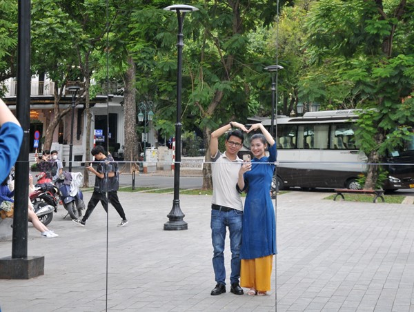 Khối gương khổng lồ thu hút người dân Thủ đô