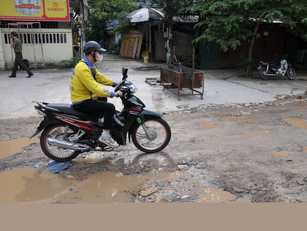 Quận Bắc Từ Liêm: Tiềm ẩn tai nạn từ con đường xuống cấp