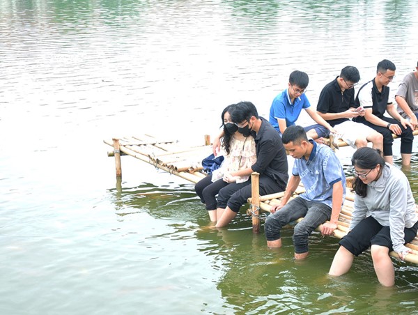 Hồ Tây: Người dân háo hức, thích thú khi cho hàng nghìn cá Koi ăn