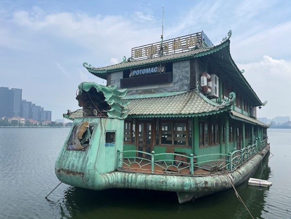 Những công trình ngổn ngang, xuống cấp tại hồ Tây