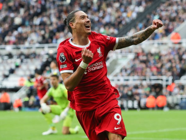 Liverpool lội ngược dòng với 10 người trước Newcastle