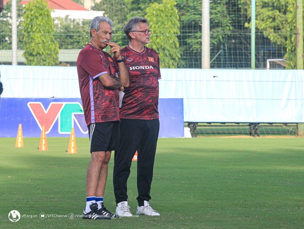 HLV Philippe Troussier có thêm trợ lý mới