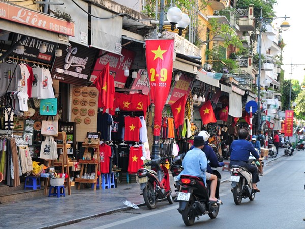 Hà Nội chào đón người dân dịp lễ Quốc Khánh 2/9