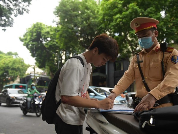 CSGT kiểm tra, xử lý học sinh, sinh viên Hà Nội “đầu trần” khi lái xe
