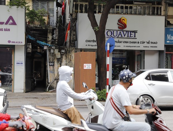 Bốt điện, bồn hoa trên phố Nguyễn Thái Học thêm “tấm áo mới“