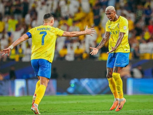 Ronaldo lập siêu phẩm để thiết lập cột mốc 860 bàn thắng