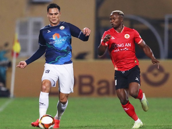 Công an Hà Nội may mắn thoát thua nhờ VAR