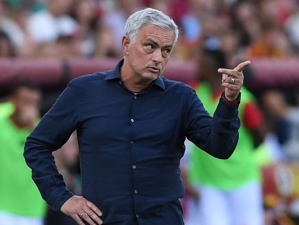 Jose Mourinho tiếp tục nhận thẻ đỏ vì hành vi không đẹp