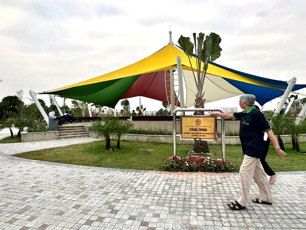 Người dân vui sướng khi công viên Ngọc Thụy mở cửa đón khách