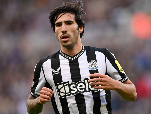 Sao Newcastle bị cấm thi đấu 10 tháng vì cá độ bóng đá